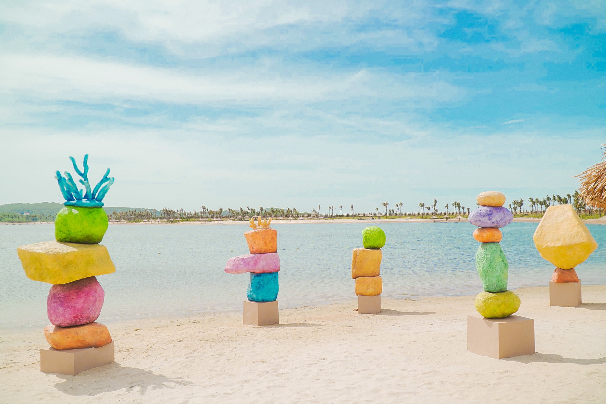 Bãi biển nhân tạo với cát vàng, dừa xanh, nước mát